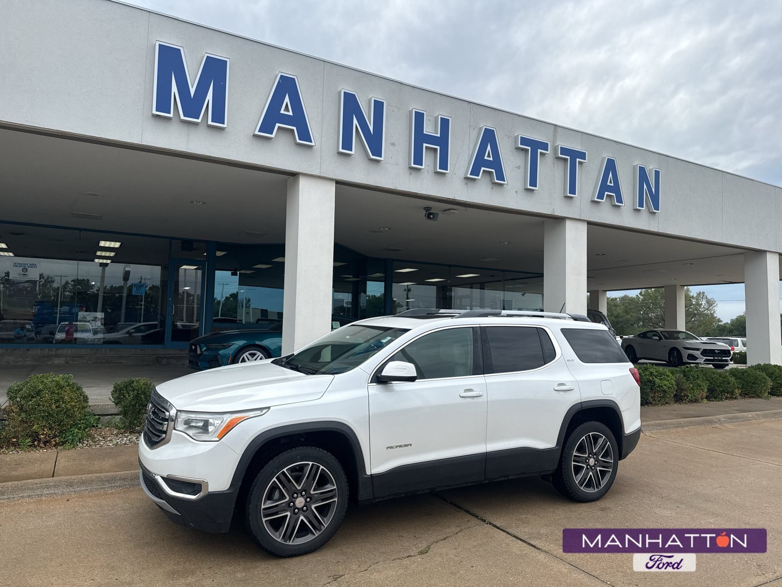 Used 2019 GMC Acadia SLT FWD image 1