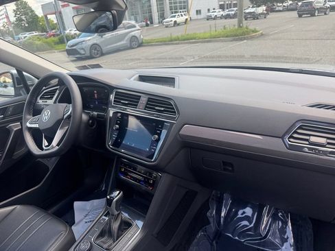Used 2024 Volkswagen Tiguan SE w/ Panoramic Sunroof Package AWD/4WD image 16