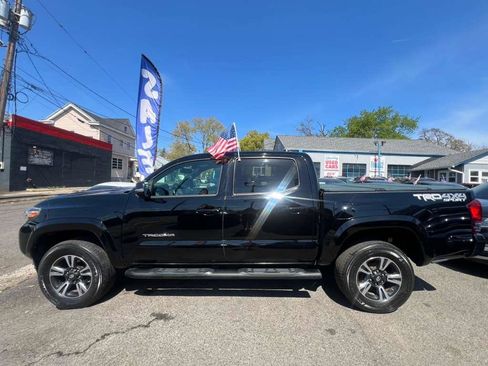 Used 2017 Toyota Tacoma TRD Off-Road image 6