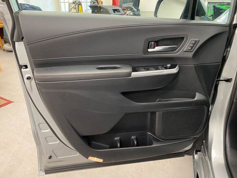 Used 2025 Toyota Sienna Limited image 9