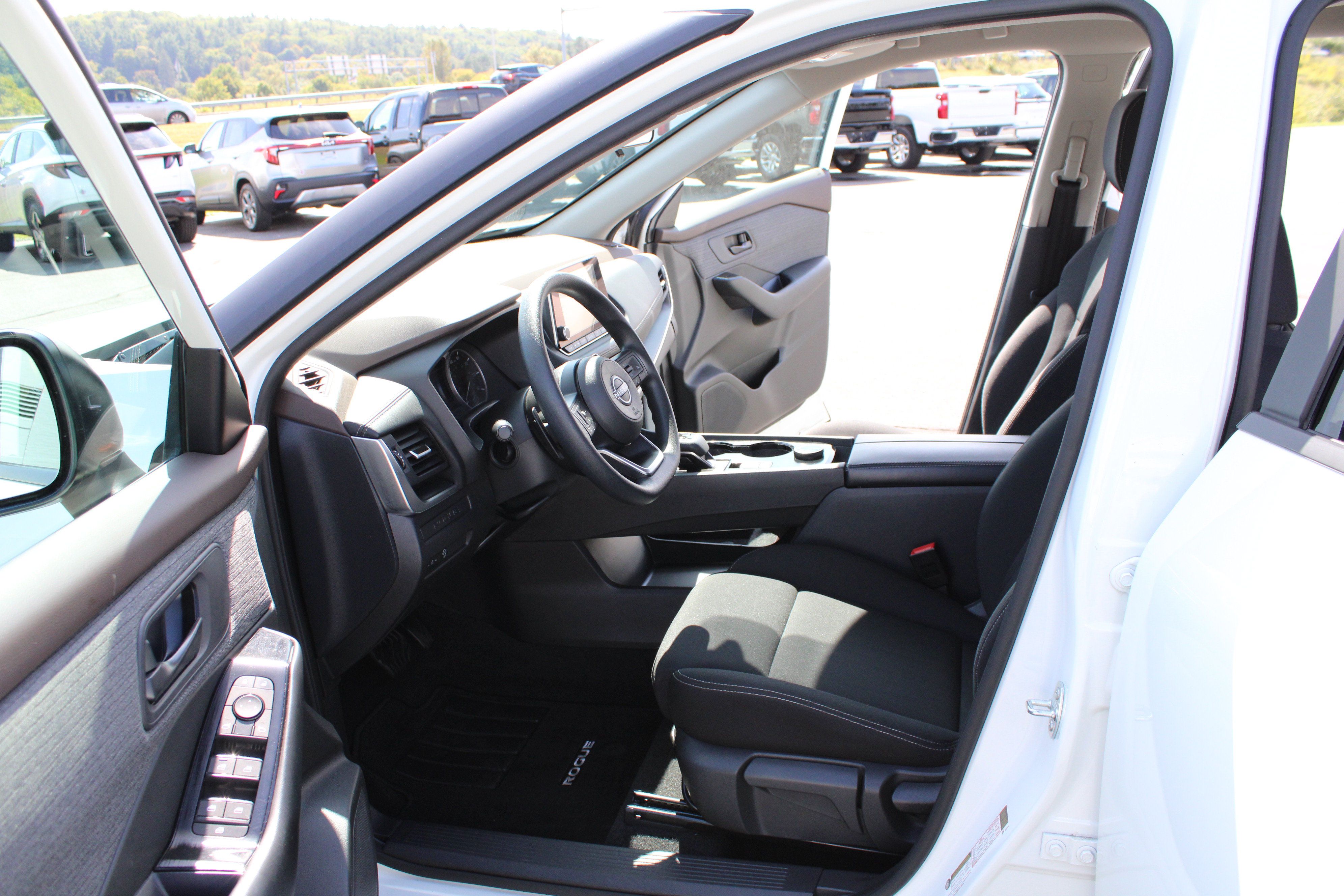 Used 2023 Nissan Rogue S AWD/4WD image 21