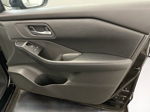 Used 2025 Nissan Rogue SV image 33