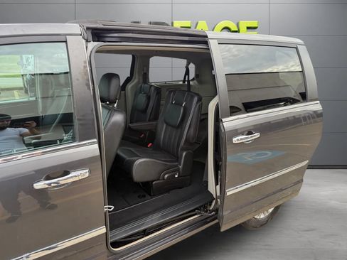 Used 2016 Chrysler Town & Country Touring-L w/ Driver Convenience Group FWD image 18