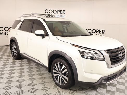 Used 2022 Nissan Pathfinder Platinum w/ Cargo Package AWD/4WD image 1