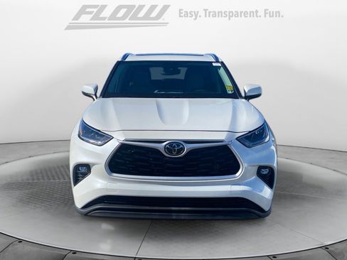 Used 2021 Toyota Highlander XLE image 3