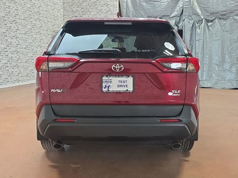 Used 2021 Toyota RAV4 XLE w/ Convenience Package image 5