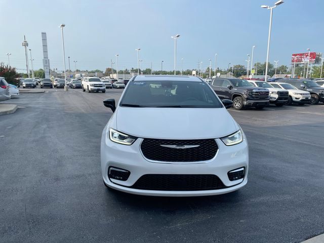 Used 2026 Chrysler Pacifica Limited FWD image 7