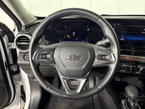 Used 2024 Chevrolet Trax ACTIV w/ Sunroof Package FWD image 17