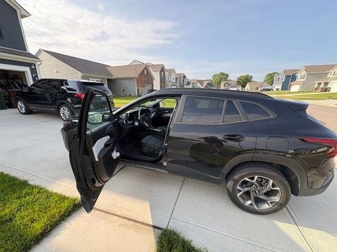 Used 2024 Chevrolet Trax LT w/ LT Convenience Package FWD image 6