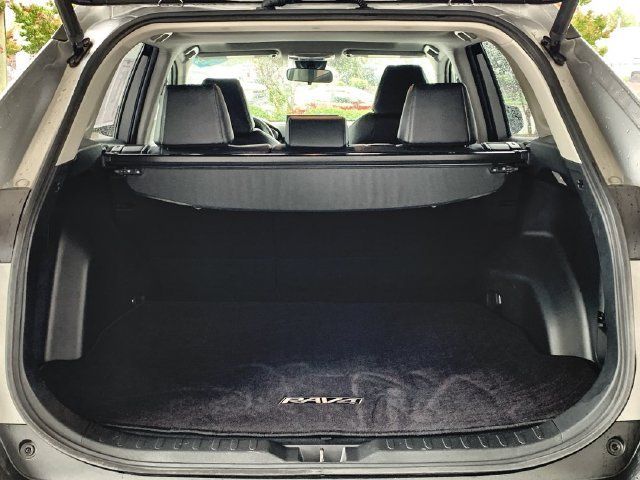 Used 2019 Toyota RAV4 XLE Premium FWD image 39