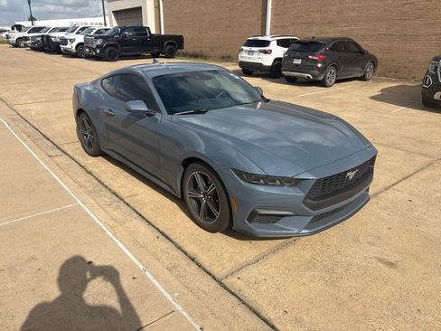 Used 2025 Ford Mustang Coupe RWD image 4