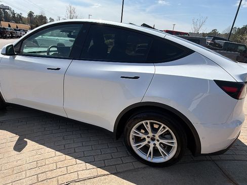Used 2021 Tesla Model Y Long Range image 10