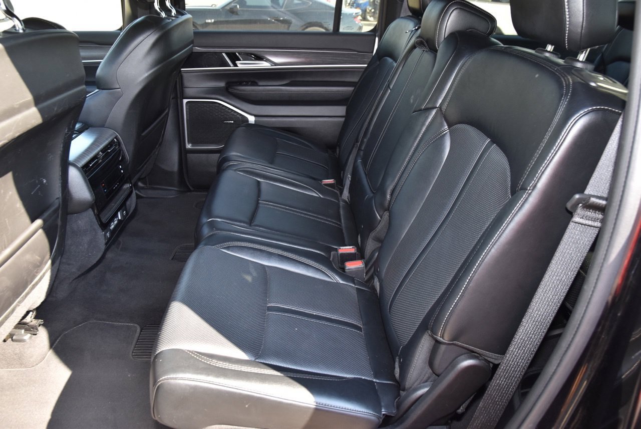 Used 2024 Jeep Wagoneer L Series II RWD image 12