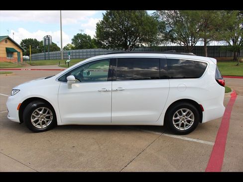 Used 2022 Chrysler Pacifica Touring-L image 1