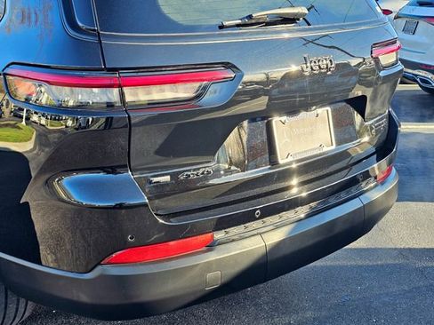 Used 2023 Jeep Grand Cherokee L Limited w/ Luxury Tech Group II image 15