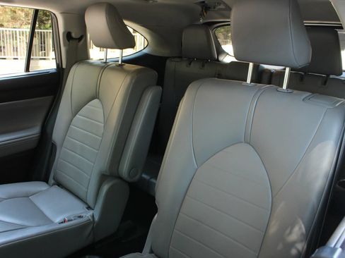 Used 2021 Toyota Highlander XLE AWD/4WD image 17