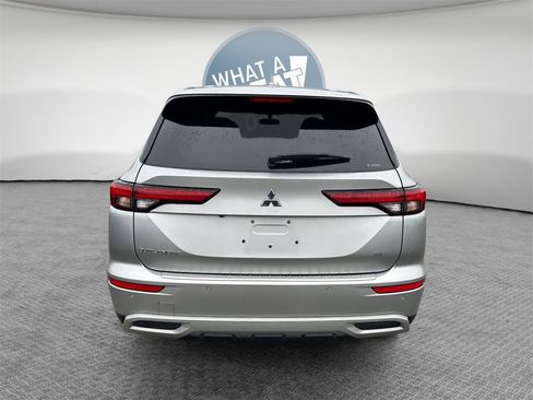 Used 2023 Mitsubishi Outlander SE image 5