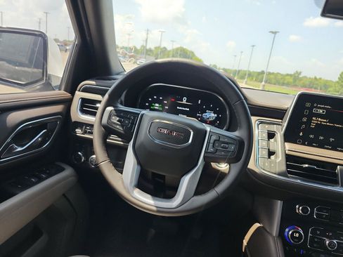 Used 2023 GMC Yukon SLT AWD/4WD image 15