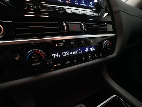 Used 2024 Nissan Pathfinder SL image 19