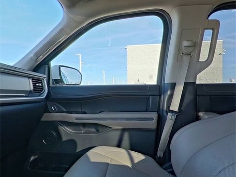 Used 2024 Ford Expedition Max XLT image 27