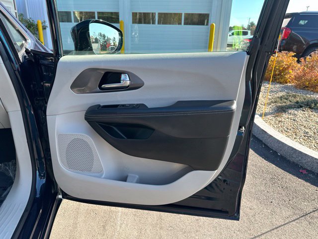 Used 2024 Chrysler Pacifica Touring-L FWD image 11