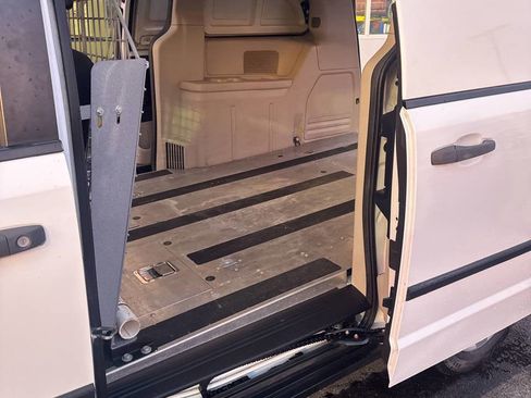 Used 2014 RAM C/V Tradesman image 10