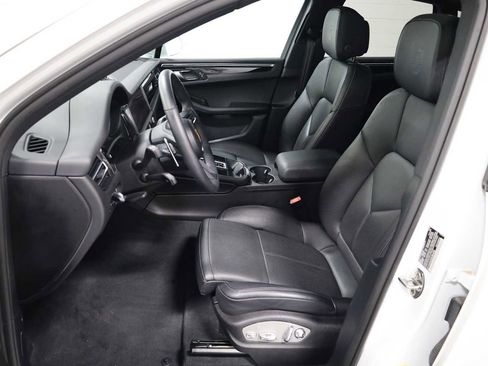 Certified 2025 Porsche Macan image 5