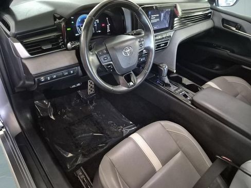 Used 2025 Toyota Camry SE FWD image 11