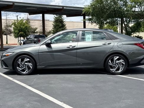 Used 2025 Hyundai Elantra Limited FWD image 14