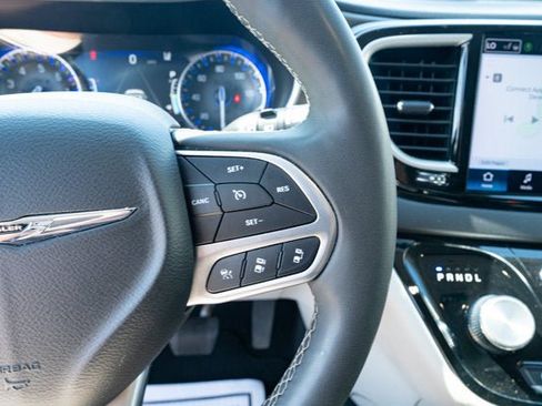 Certified 2024 Chrysler Pacifica Touring-L FWD image 23