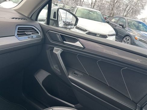 Used 2022 Volkswagen Tiguan SE image 11