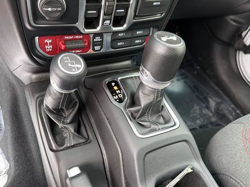 Used 2024 Jeep Wrangler Unlimited Rubicon AWD/4WD image 26
