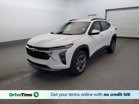 Used 2025 Chevrolet Trax LT FWD image 1