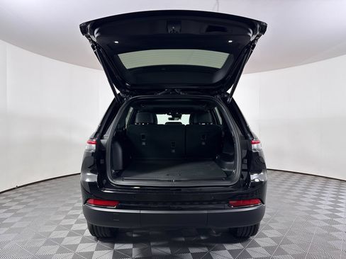 New 2025 Jeep Grand Cherokee Altitude image 17