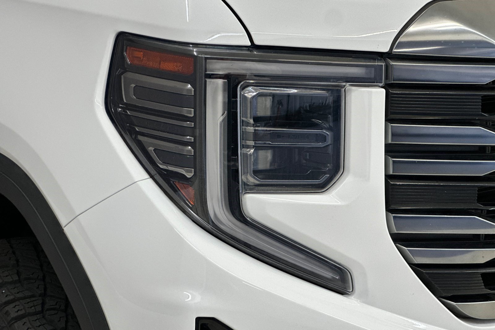 Used 2023 GMC Sierra 1500 AT4 w/ Technology Package AWD/4WD image 11
