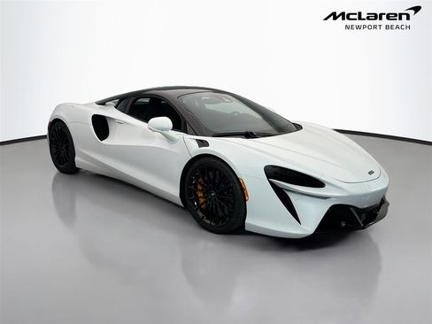 Used 2025 McLaren Artura RWD image 18
