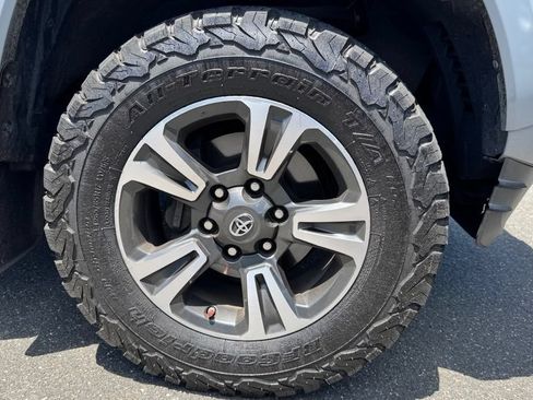 Used 2018 Toyota Tacoma TRD Sport AWD/4WD image 16