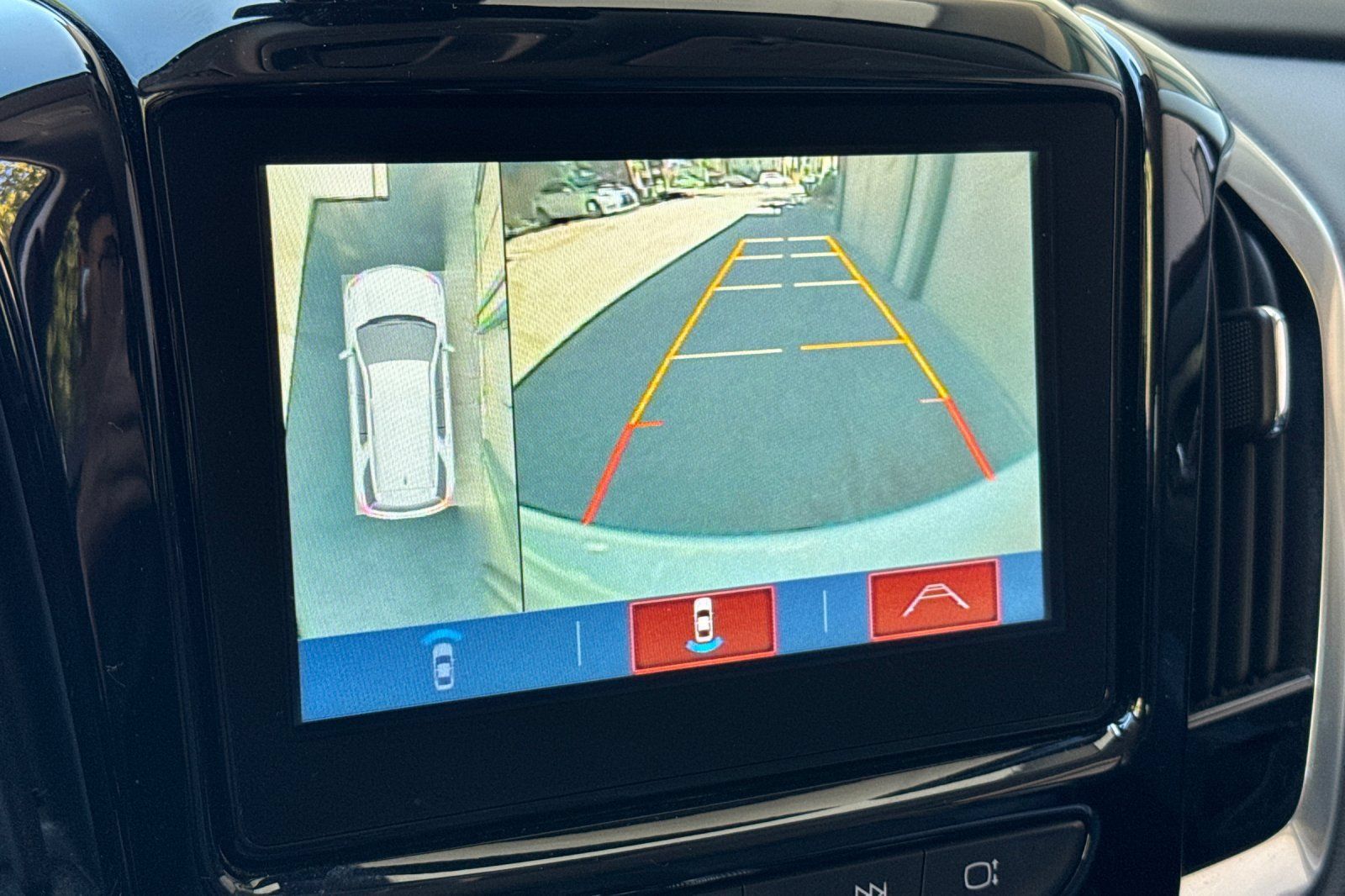 Used 2018 Chevrolet Traverse LT w/ LPO, Floor Liner Package AWD/4WD image 27