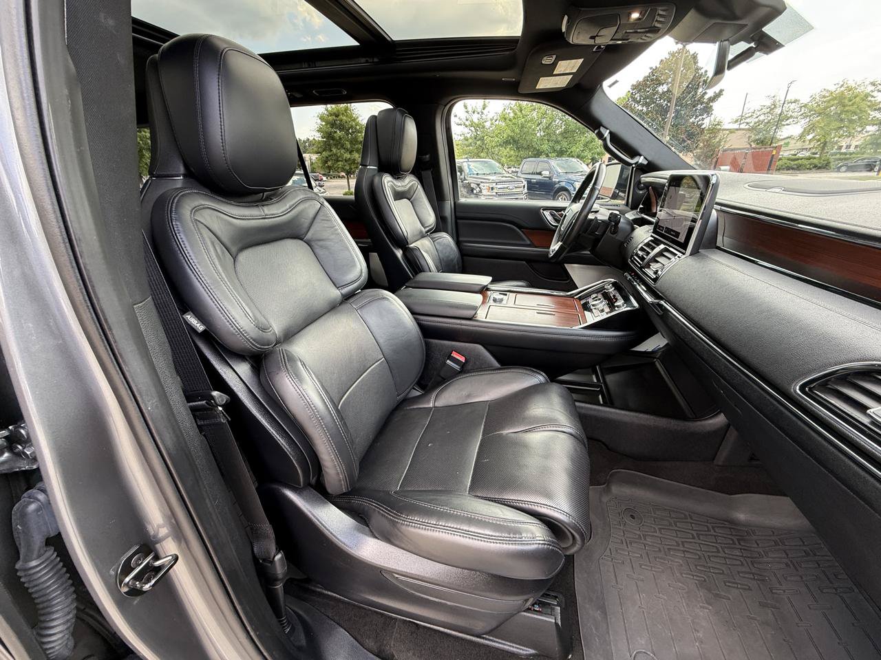 Used 2021 Lincoln Navigator Reserve w/ Luxury Package RWD image 12