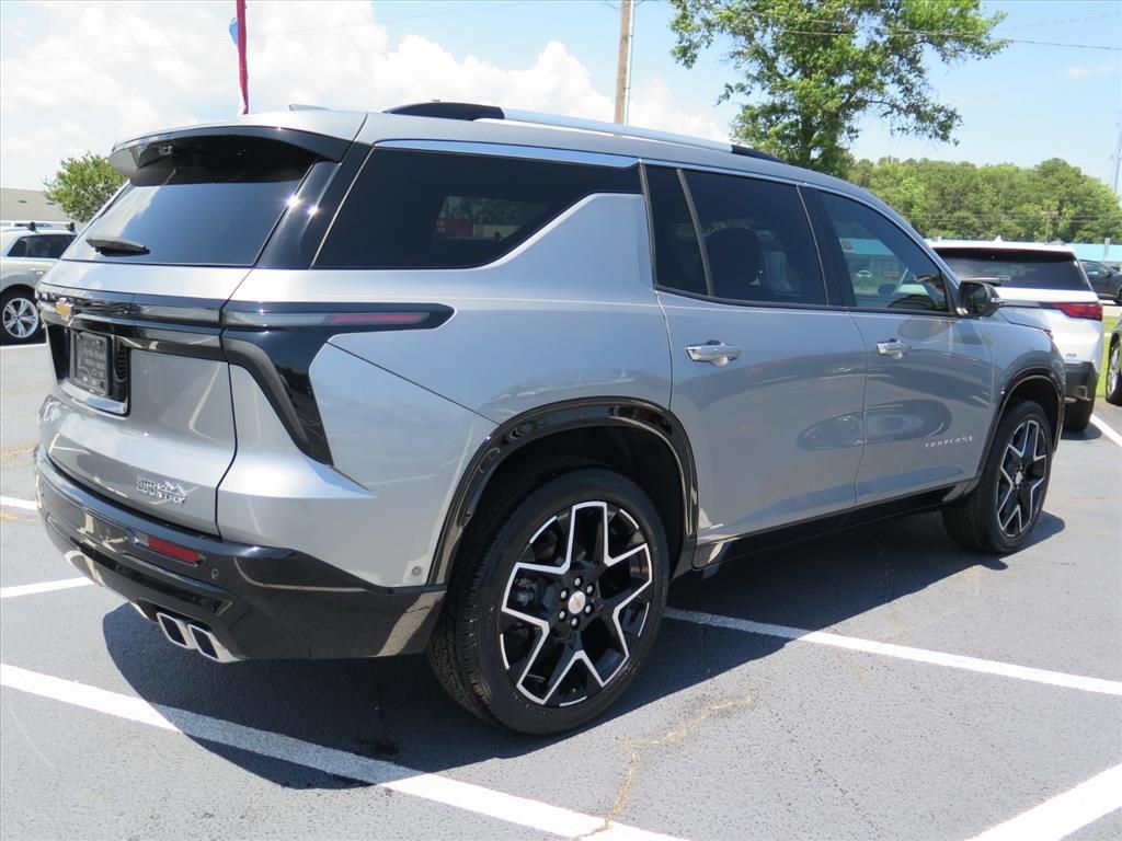 Used 2025 Chevrolet Traverse High Country FWD image 3