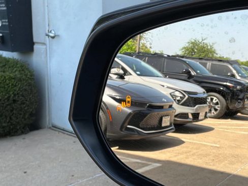 Used 2023 Toyota Highlander Limited FWD image 23
