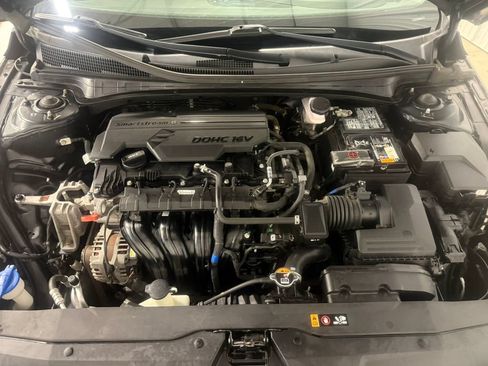 Used 2022 Hyundai Elantra SE FWD image 18