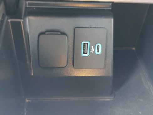 Used 2020 Ford Explorer XLT w/ Equipment Group 202A RWD image 17