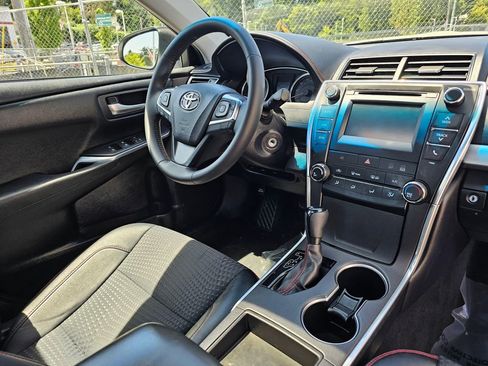 Used 2015 Toyota Camry SE w/ Moonroof Package FWD image 11