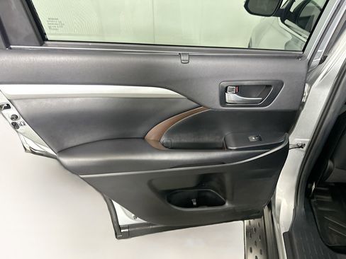 Used 2019 Toyota Highlander XLE FWD image 27