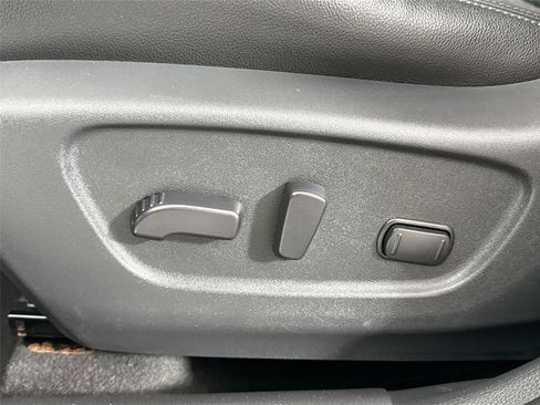 Used 2017 Nissan Rogue SL w/ SL Premium Package image 32