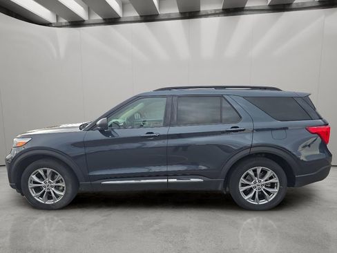 Used 2022 Ford Explorer XLT w/ Equipment Group 202A AWD/4WD image 3