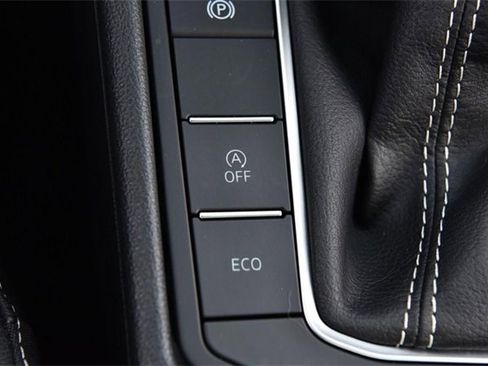 Certified 2025 Volkswagen Jetta SE image 18