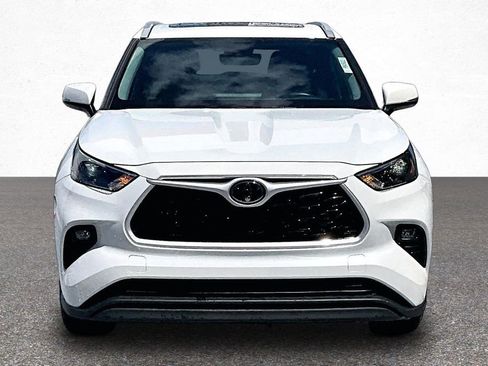 Used 2022 Toyota Highlander XLE AWD/4WD image 3