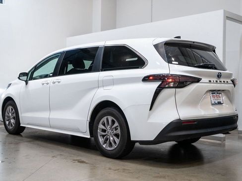 Used 2024 Toyota Sienna LE image 4